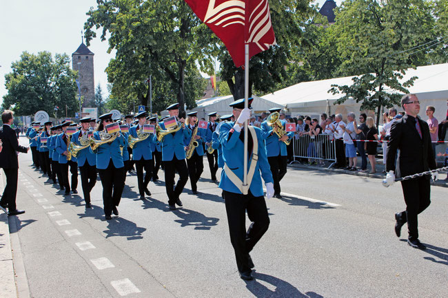 Die Marschmusik auf der Kantonsstrasse findet jeweils vor grossem Publikum statt.