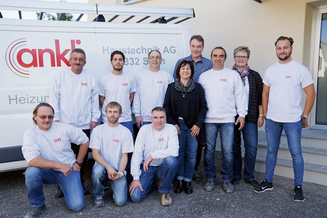 Das Ankli Haustechnik-Team mit den Geschäftsleitern Benie und Urs Ankli (2. und 4. von rechts).