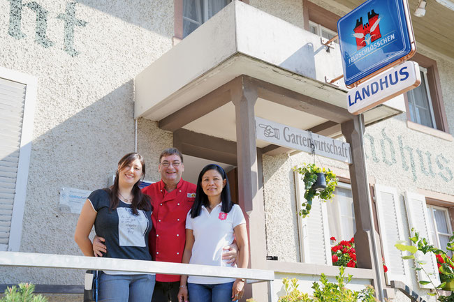 Tochter Nathalie sowie Robert und Theresita Hersche vor dem Landhus in Gansingen.