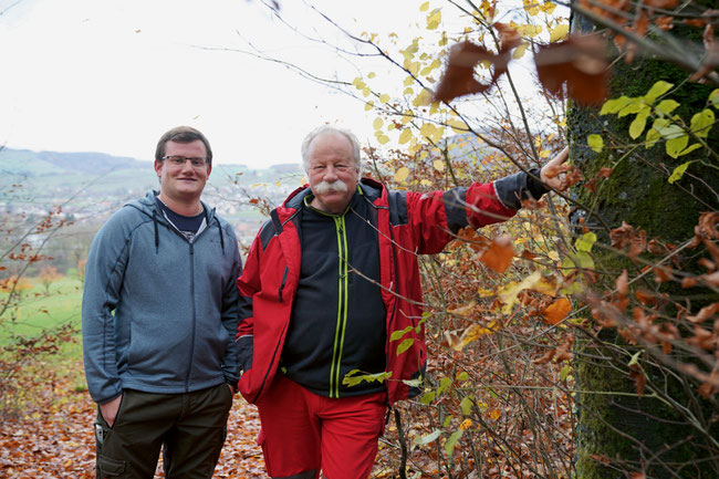 Die Förster Philipp Küng und Stefan Landolt des Forstbetriebs Thiersteinberg, im Hintergrund Frick. Dominik Senn