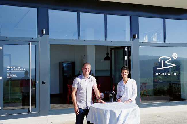 Sibylle und Peter Büchli vor der eröffneten «B Wyy-Lounge».