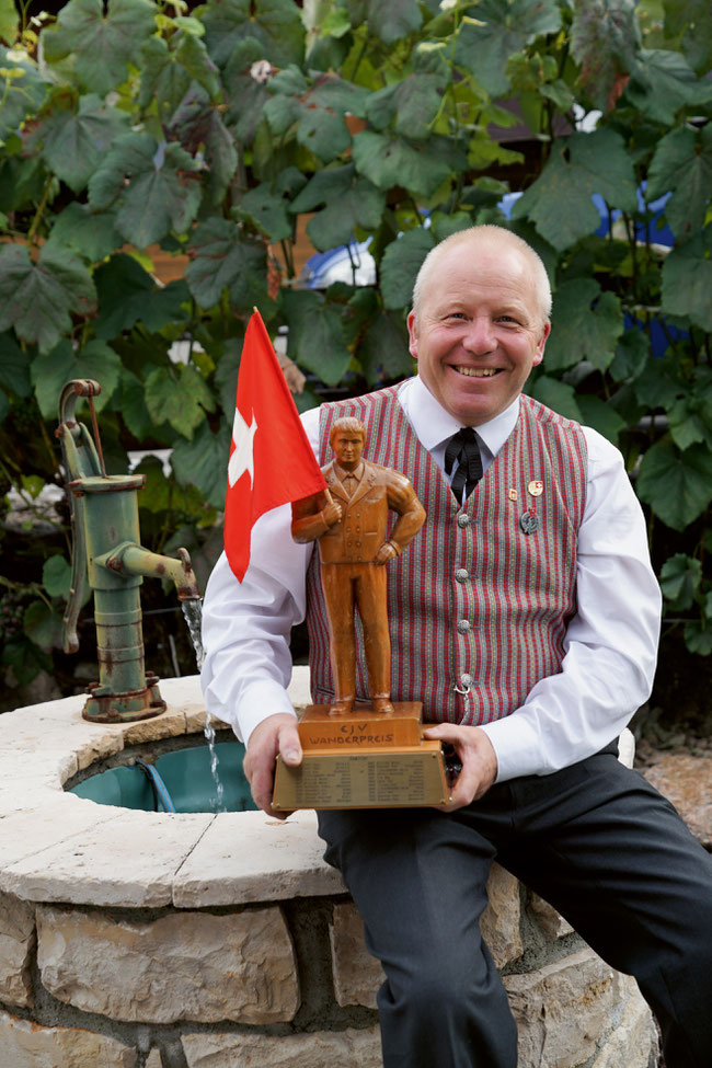 Walter Schwarz in Frick (auf dem Titelbild beim Üben eines Hochschwungs) mit dem begehrten eidgenössischen Wanderpreis.