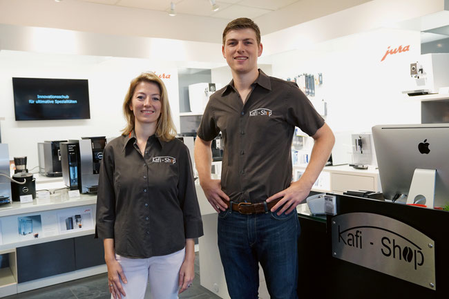 Sarah Metzger und Raphael Imhof sind die ersten Ansprechpersonen im Kafi-Shop an der Baslerstrasse in Laufenburg.