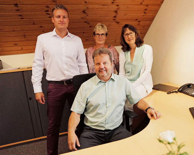 Nahe am Kunden: Das MG Treuhand AG-Team mit (stehend) Andreas Siegrist, Vreny Carlen und Brigitte Siegrist um Markus Gilgen.