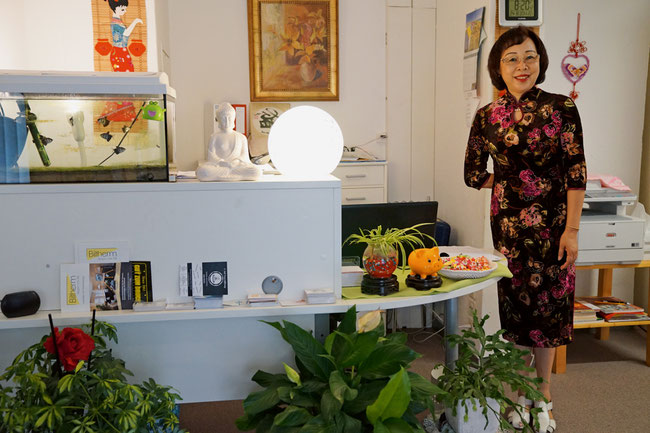 Die TCM-Ärztin und Akupunkteurin Yu Feng Hafner-Dong im traditionellen Kostüm in ihrer Gesundheitspraxis Dong-2000 in Laufenburg.