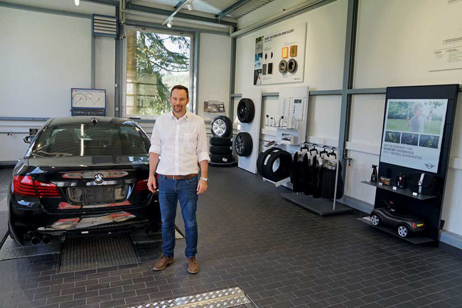 Marco Emmenegger in der eigens eingerichteten Serviceberatung am Fahrzeug in Hettenschwil