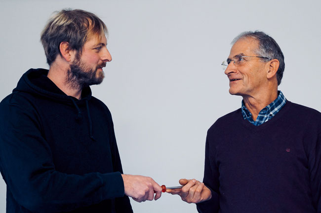 Schraubenzieher-Weitergabe: Vater Richard Schmid (r.) ist seit Januar im Ruhestand. Die Firma hatte er bereits 2014 seinem Sohn Valentin Schmid übergeben.