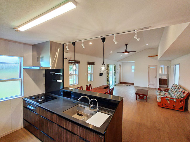 <img src="living-room.jpg" alt="千葉県一宮町の高級別荘。LIXILスーパーウォール工法とハワイアン家具が調和したリビング。">