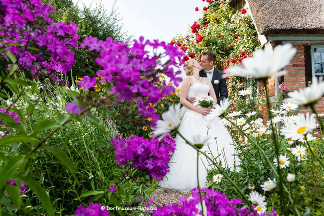 Der Garten  bietet einen stilvollen Rahmen für Ihre Hochzeitsfotos. 