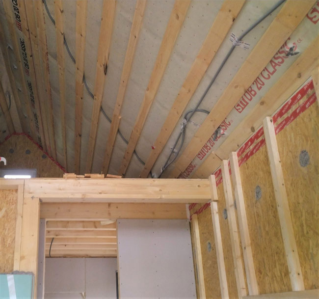 Dachschrägen mit Dampfbremse und Streuschalung bis First, die Holzriegelwände wurden innen mit OSB Platten verkleidet. Die Hohlräume wurden mit Zellulosedämmstoff verdichtet ausgeblasen