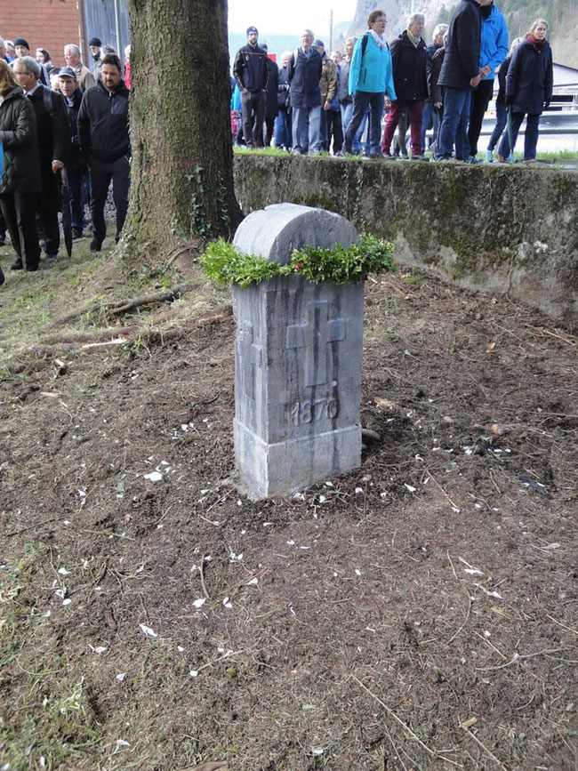 ... wie Phönix aus der Tasche oder befreit von Kompost und Tannenchriis steht der vierte Gedenkstein wieder da.  (Foto: Markus Hauser, Zug)