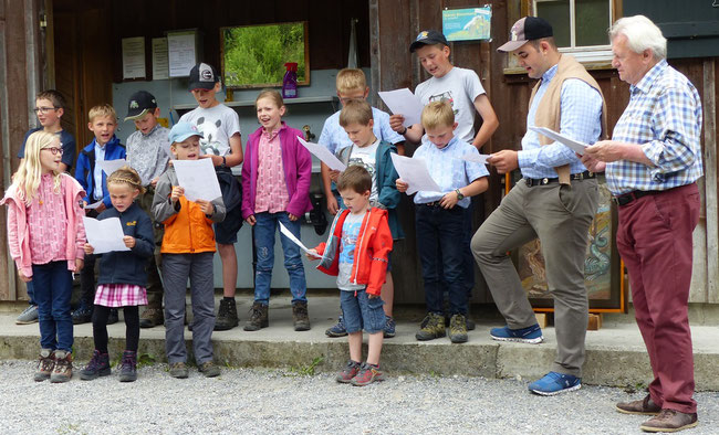 Die Bergschulkinder beim Bättruäff, erstmals durch Kinder vorgetragen.