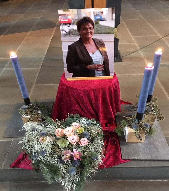 Dieses Bild von der Abdankung in der Molliser Kirche bleibt. Heidi Sieber auf Grossaufnahme, flankiert von drei Kerzen (Hansruedi?, Nicole?, Rahel?) und das Blumengebinde, Symbol für das reiche, blühende Leben von Heidi. (Foto: Rita Baumann-Gallati)