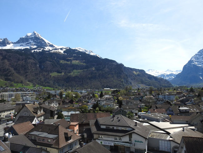 Blick gegen Südsüdost: Fronalpstock, Schiltgebiet,  Kärpf, Hausstock, Vorderglärnisch., Hinten links: Rastenhoschet Neubauten, herwärts Haus Beuge, Mitte rechts Walhalla.chs