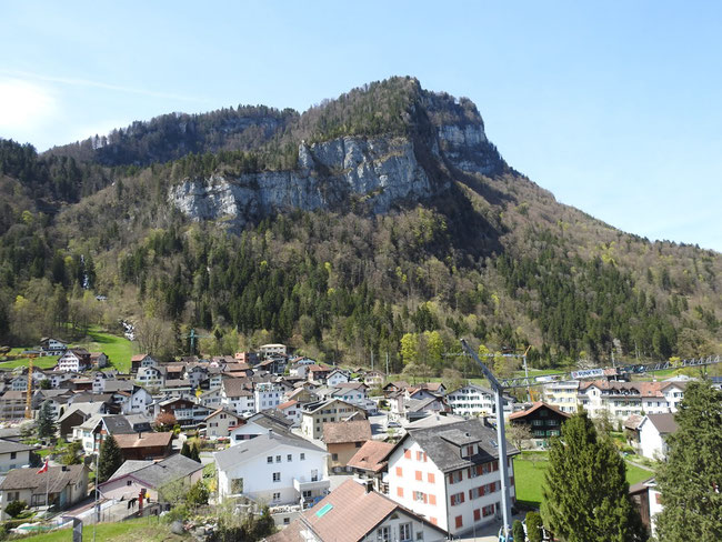 Alt Näfels am Rautihang. Plattenwand mit Plattenkreuz Niederberg.