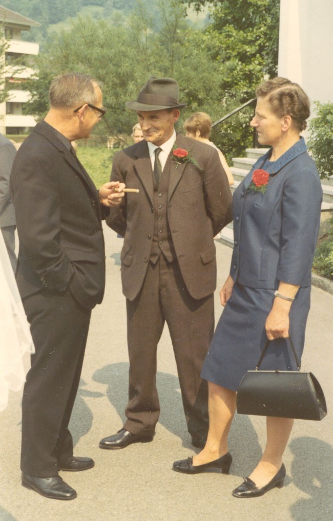 Josef Schwitter (mit Stumpen) im Gespräch mit seinem Bruder Fritz Schwitter-Oswald und Gemahlin (Foto Fridolin Schwitter, Petit-Lancy GE)