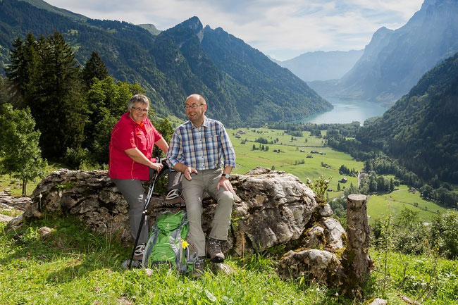 Chäpp wie er leibt und lebt, mit Ehefrau Franziska im Klöntal. Möge er auch weiterhin der Arbeit als Regierungsrat Mussestunden in der herrlichen Glarner Natur abgewinnen können. (Foto: zvg)