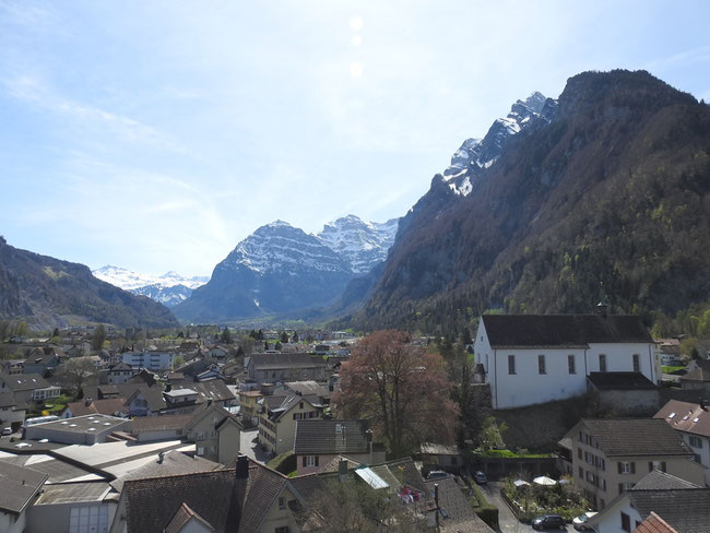 Blick nach Süden: Rechts Franziskanekloster. Im Hintergrund Kärpf und Hausstock, Vordergärlnisch und Vrenelisgärtli, Wigggi, Rauti, Bärenstich.