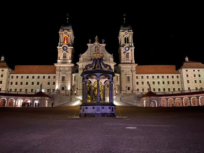 Die imposante Klosterwestfront in neuem Licht. Auch die Arkaden mit den Verkaufsständen der "Ständligurren" erhalten LED-Lichtketten. (Bild: Kloster Einsiedeln)