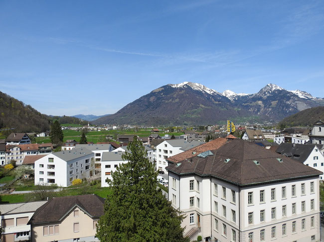 Blick nach Norden: Im Hintergrund Oberurnen und Schàniserberg und Speer.