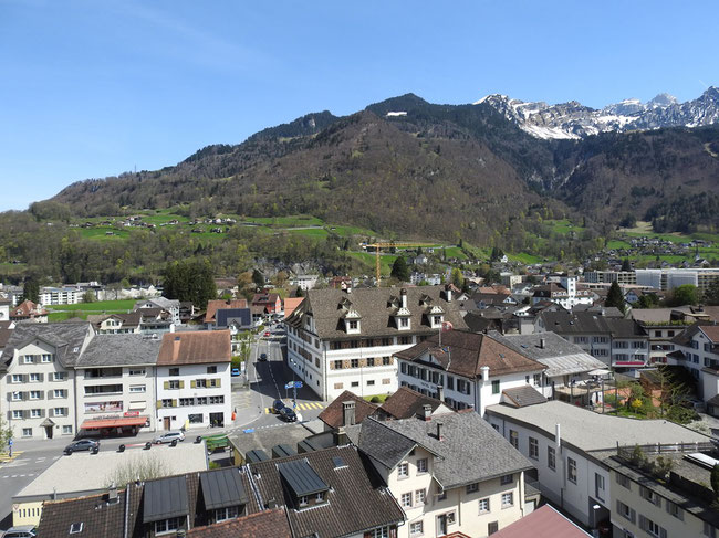 Blick gegen Osten: Dorfzentrum mit Freulerpalast, Tolderhaus, Schwert,  rechts hinten Rothaus und Rastenhoschetüberbauung.. Hintergrund v.l.nr.; Beglingen, Ortsstock Neuenkamm, Mürtschen.