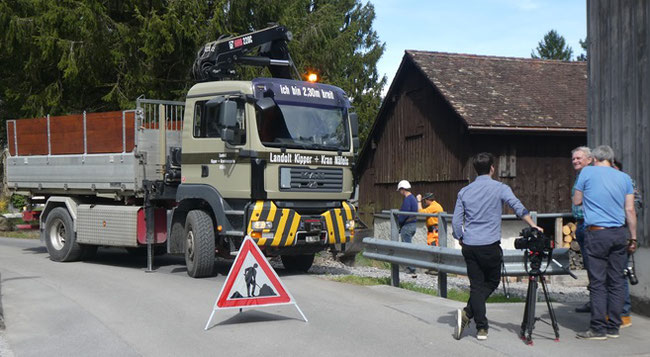 Abräumaktion in vollem Gang. Der Kran auf dem schweren Laster  lädt Tannenchris. Die Medienmänner (rechts) sind im Einsatz. /Bild: Kurt Philipp Hauser)