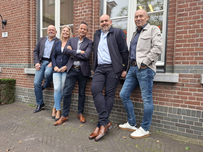 Van links naar rechts Ton Roskam van BDUMedia , Monique Elst en Luuk Roozeboom van Uitgeverij de Bode, Christiaan Starink van Uitgeverij Em. de Jong en Erhard Soeterbroek van Telstar Mediagroep.