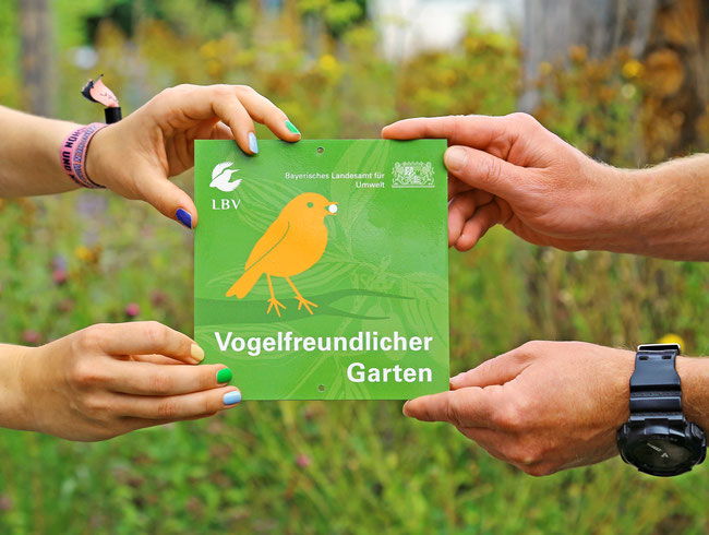 Übergabe der Plakette "Vogelfreundlicher Garten" (Foto: Carola Bria, naturfotos.lbv.de)