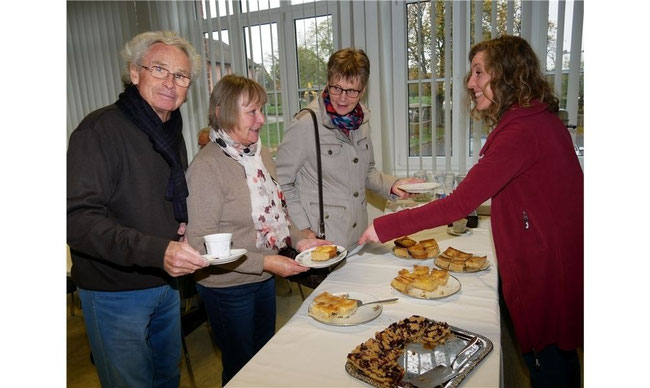 Das Kuchenbüfett im Heimatmuseum ist am Sonntag bereits am frühen Nachmittag fast ausverkauft. Foto: la