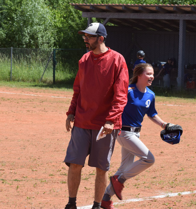 Die Coaches hatten bei den hohen Temperaturen eine verantwortungsvolle Aufgabe: Durch geschicktes Ein- und Auswechseln ihr Team möglichst schadlos durch den Spieltag zu bringen: DD-Jugend-Coach Francisco Barreto. – Foto: Jasmin Sethapakdi.