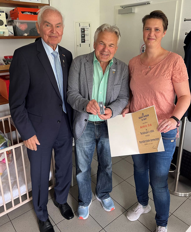 Silberne Ehrennadel des BLSV für Sybille Zak (r.), überreicht von BLSV-Kreisvorsitzenden Otto Baumann (Mitte) und Dragons-Ehrenmitglied Alt-OB Dieter Görlitz. – Foto: Turgay Mus.