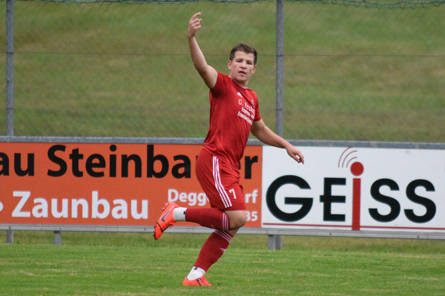 Tobias Biermeier jubelt nach dem 1:0