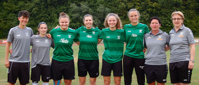v.l. Kapitäne Diana Weikl und Eva Hofmaier, Michalea Siegert, Lisa Maria Holzinger, Theresa Heilbrunner, Annika Forstner, Trainerin Sandra Klause und Abteilungsleiterin Marion Günther. (Kammermeier und Aumeier fehlen)