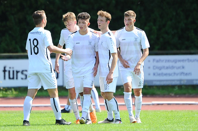 Michael Dietl (Mitte) Torschütze zum 2:0 gegen Cham