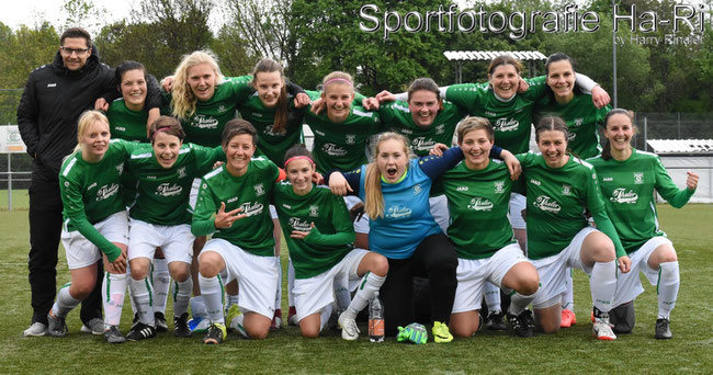 Trainer Florian Spiller dem Team um Kapitän Diana Weikl die erfolgreichste Saison aller Zeiten.