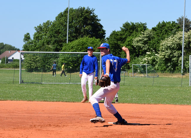 Catcher Nils Pickert musste sich im vierten Inning den rasanten Angriffen der Baldhamer Jugend erwehren. - Foto: Ralf Plinninger