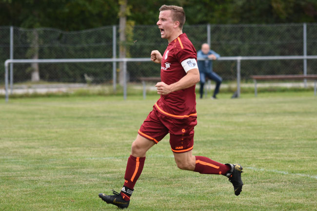Kapitän des FCD Nikolai Detkin beim Torjubel