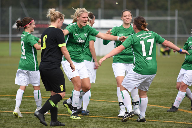 Großer Jubel nach dem 2:0 durch Sabine Ebnicher