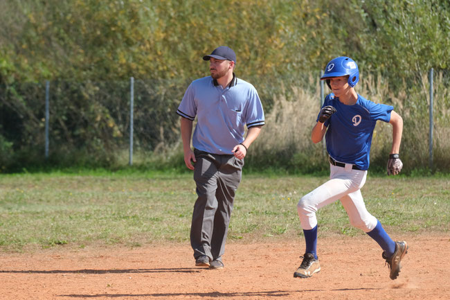 Konzentration, ein gutes Auge und schnelle Beine - wie hier bei Philip Feilhauer - sind gefragt, um den nächsten Run zu scoren, der dann von Feld-Umpire Michael Del notiert werden kann. - Foto: Peter Halter