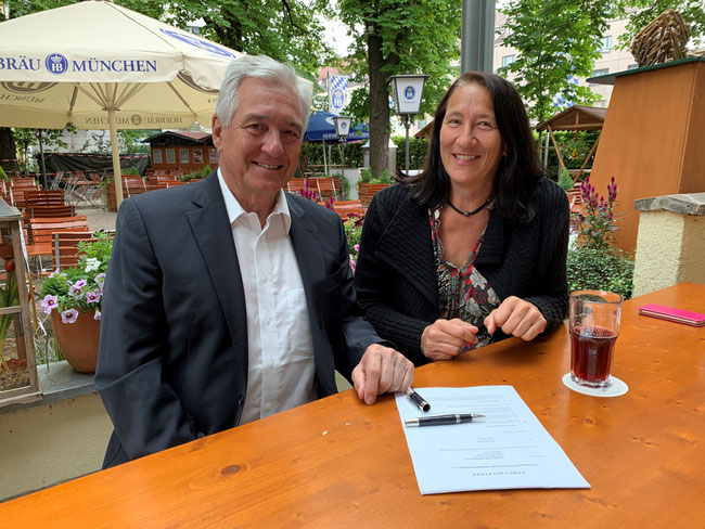 BVV-Präsident Klaus Drauschke freut sich über die Vertragsunterschrift der neuen Leistungssportkoordinatorin Michaela Luckner (Foto: Hans Kleiner, BVV)