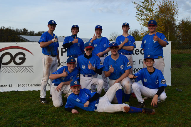 Bildunterschrift: Trotz der Niederlage stellten sich die Junioren der Deggendorf Dragons gut gelaunt zum Teamfoto. - Foto: Jasmin Sethapakdi