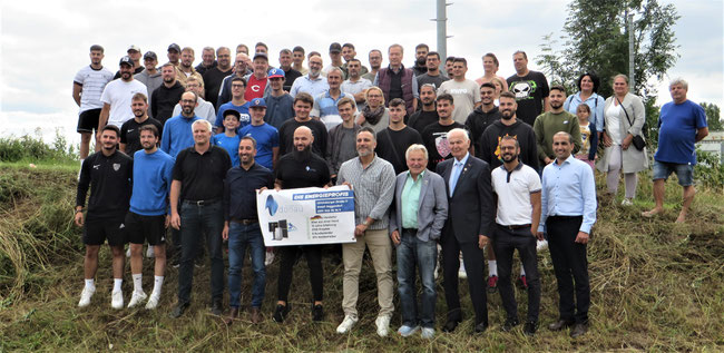 Alle Versammlungsteilnehmer stellen sich dem Fotografen: vorne v.r.: Yusuf Yüce, Turgay Mus, Alt-OB Dieter Görlitz, BLSV-Kreisvorsitzender Otto Baumann, Erdal Karahan und Kurtezi Mariglen von Donau Energietechnik, Tuncay Seker, Volker Schüßler. – Foto Her