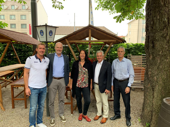 BVV-Geschäftsführer Hans Kleiner (links), BVV Vizepräsident Sport Christoph Schieder (2. von links), BVV-Präsident Klaus Drauschke (2. von rechts) und der Vorsitzende des VCO München Heinrich Schüppert (rechts) begrüßen die neue Leistungssportkoordinatorin des BVV Michaela Luckner (Bildmitte). Foto: BVV