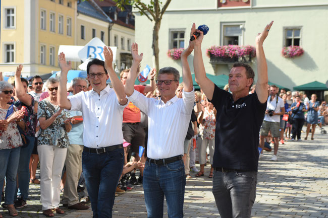 links: Oberbürgermeister Christian Moser; mitte: Staatsminister Bernd Sibler; rechts: BR-Moderator Roman Roell
