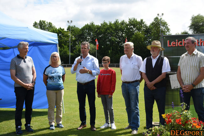 Plattlings Bürgermeister Hans Schmalhofer bei der Eröffnung; links: BLV Niederbayern Vorsitzender Prof. Dr. Gerhard Waschler