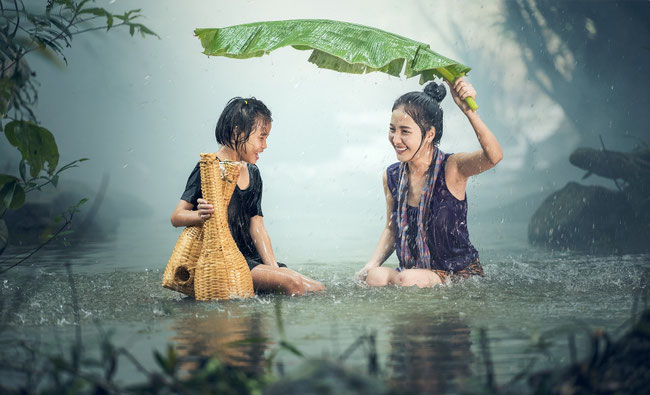 Zwei asiatische Frauen im Regen. Bild von Sasin Tipchai auf Pixabay.