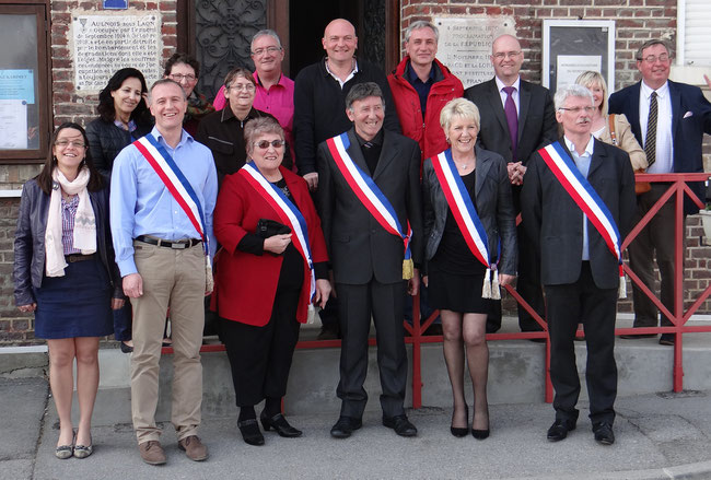 Le nouveau conseil municipal devant la mairie
