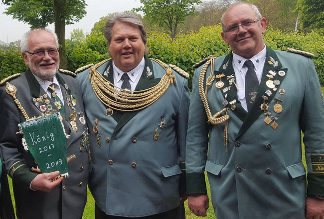 von links: Neuer König Erhardt Klinger, alter König Holger Neuhaus, Erster Vorsitzender Manfred Bunde