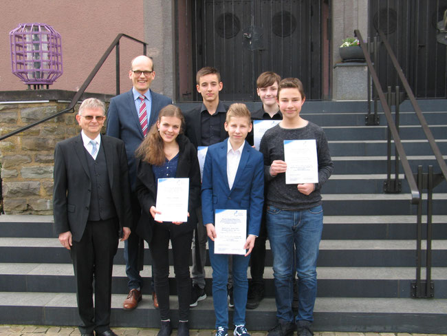 Die fünf Preisträger unserer Schule, zusammen mit Pfarrer Theodor Maas (Enkel) und Schulpfarrer Martin Haßler. (Foto: P. Stroh / Kirchenkreis)