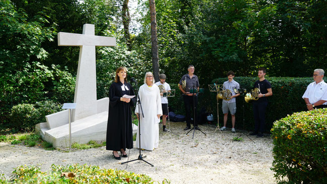 Florence Develey (links) und Gabriele Tietze weihen das restaurierte Erdbebenkreuz